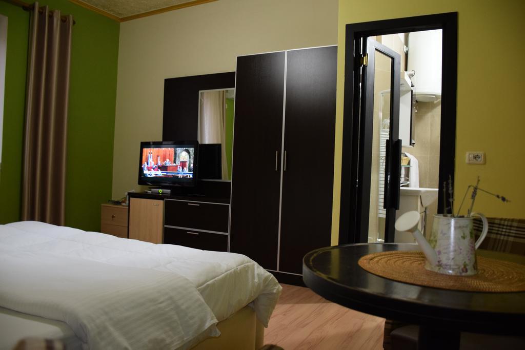 Hotel Eagle Тирана Екстериор снимка