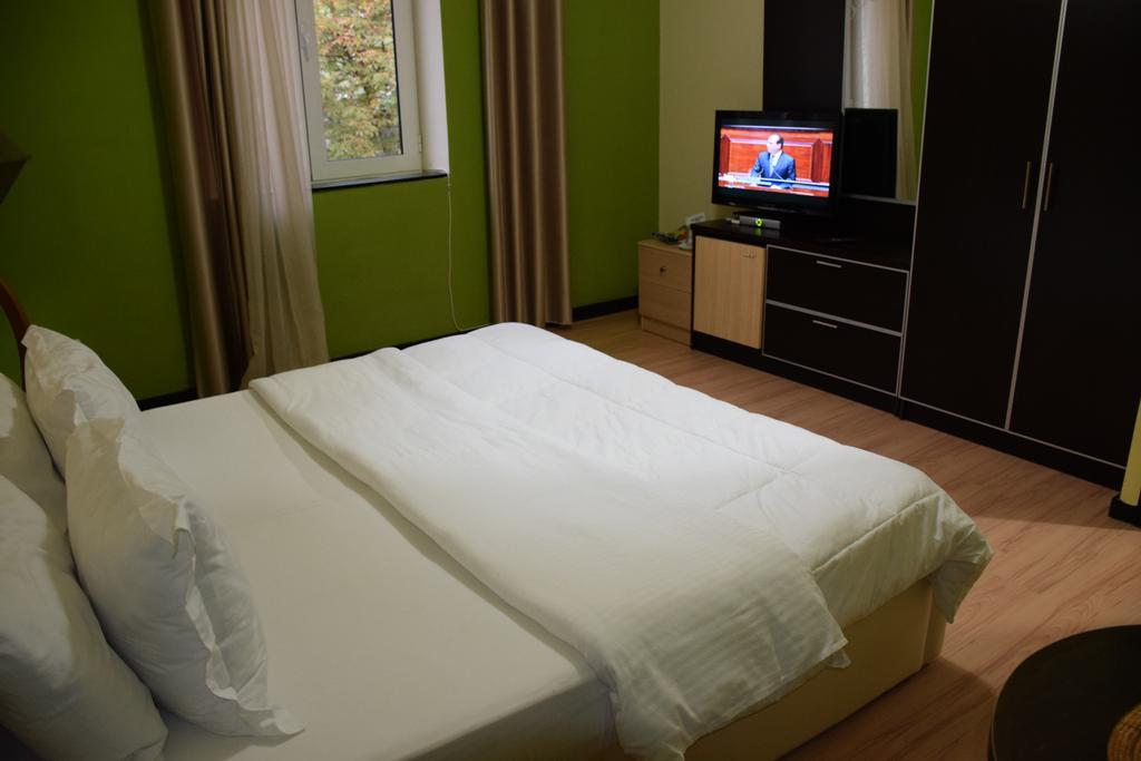 Hotel Eagle Тирана Екстериор снимка