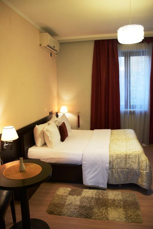 Hotel Eagle Тирана Екстериор снимка