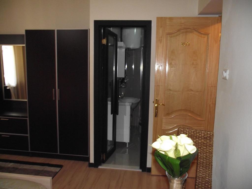 Hotel Eagle Тирана Екстериор снимка
