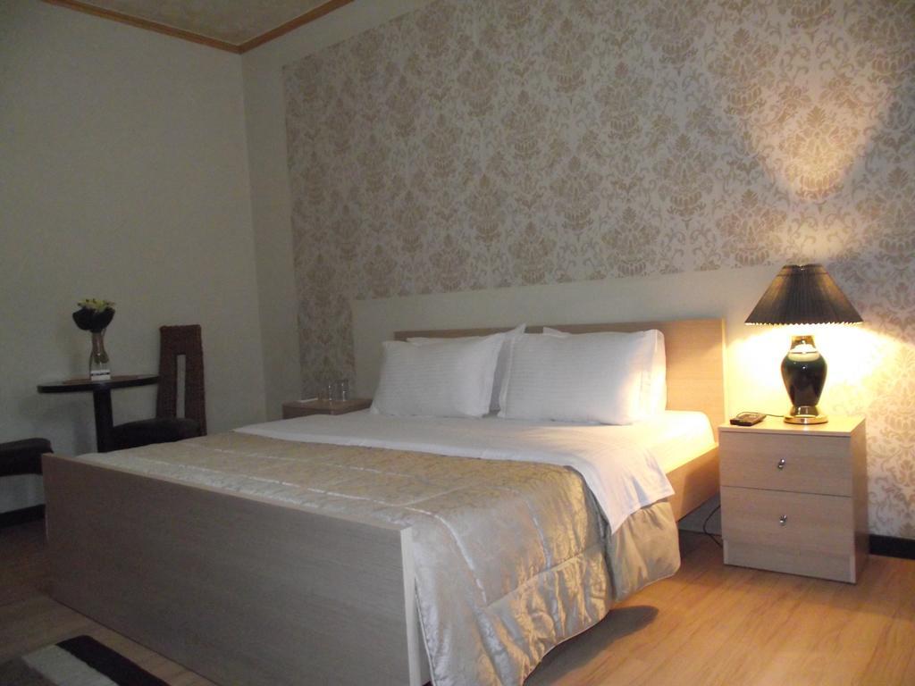Hotel Eagle Тирана Екстериор снимка