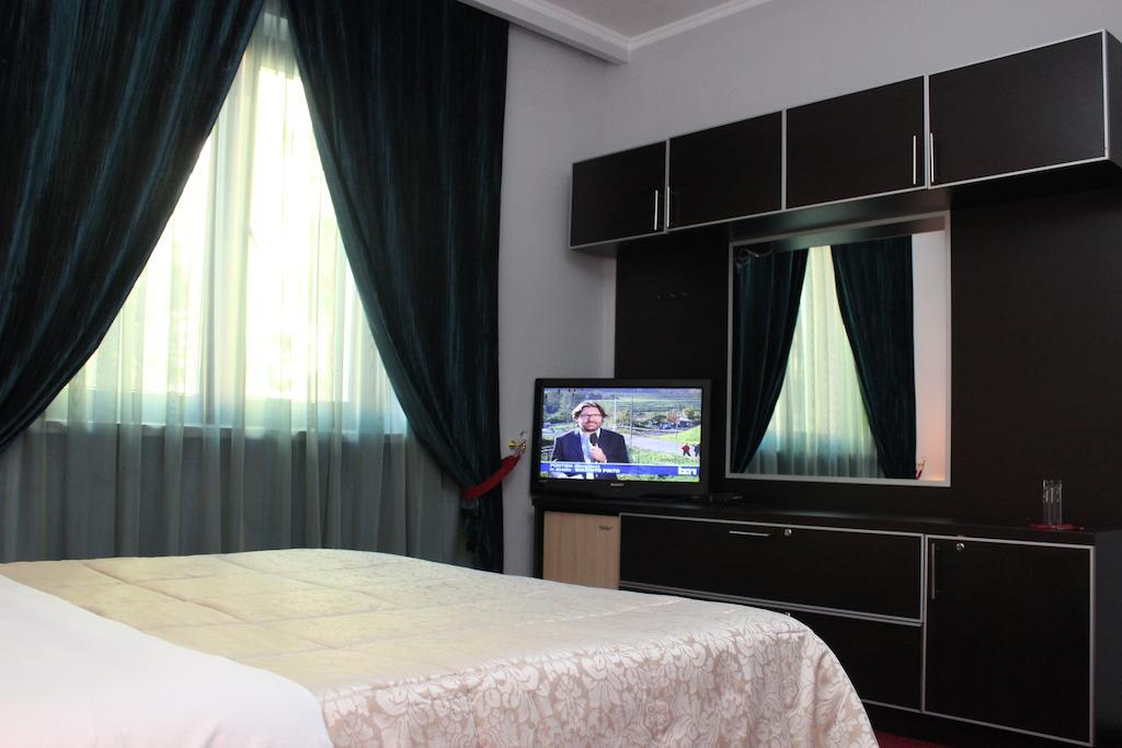 Hotel Eagle Тирана Екстериор снимка