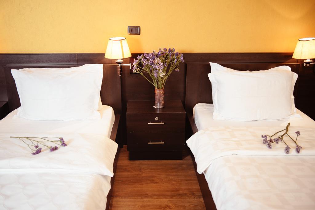 Hotel Eagle Тирана Екстериор снимка