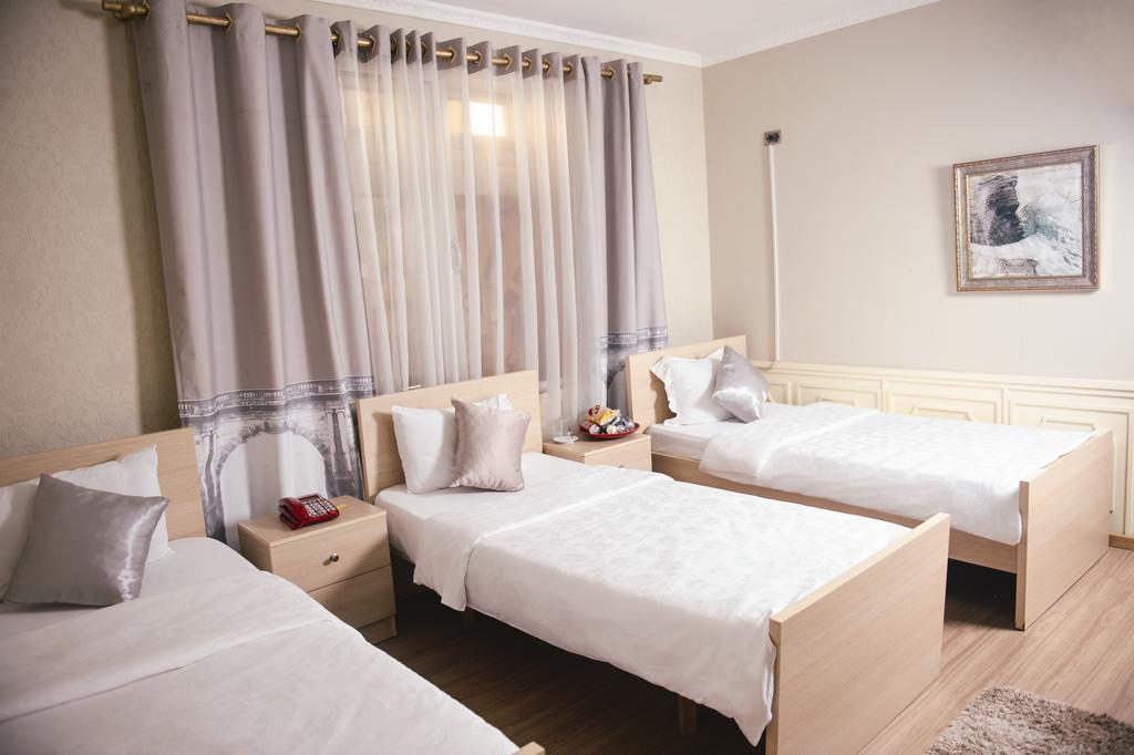 Hotel Eagle Тирана Екстериор снимка