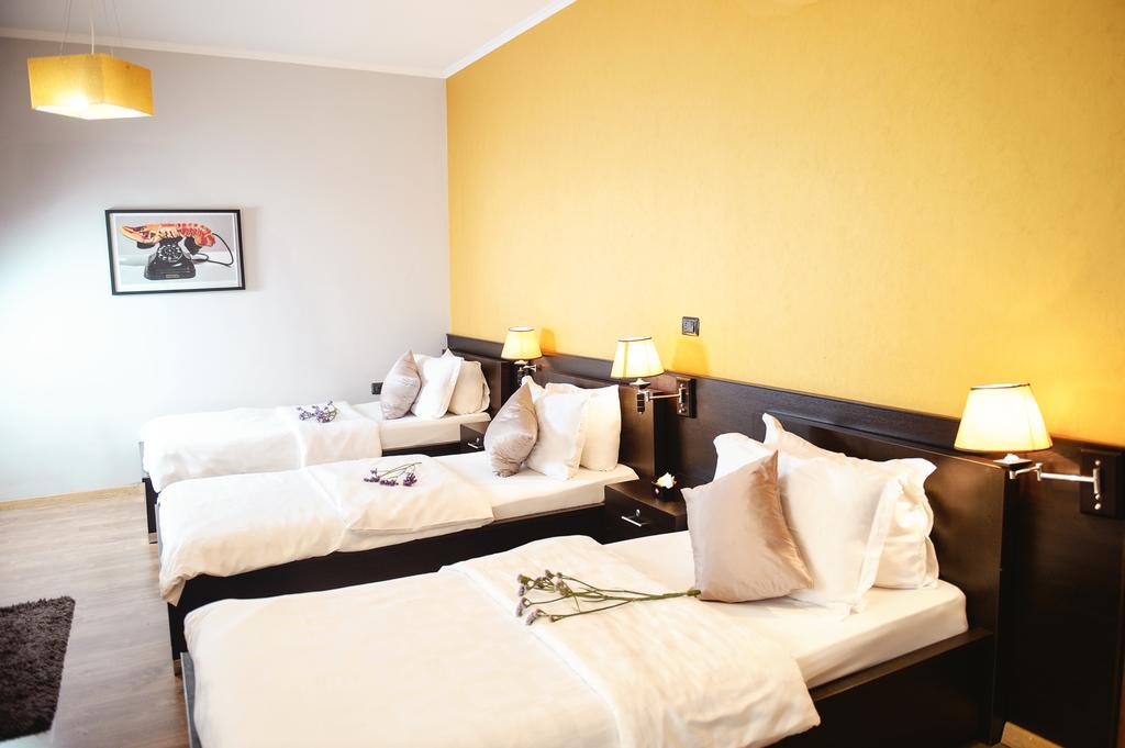 Hotel Eagle Тирана Екстериор снимка