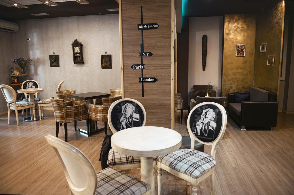 Hotel Eagle Тирана Стая снимка