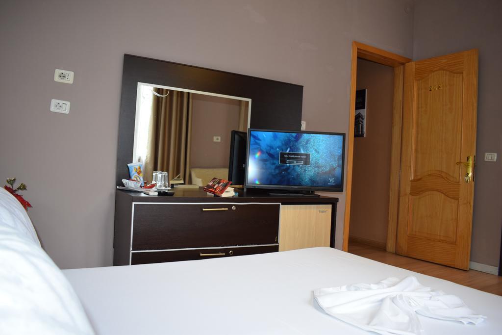 Hotel Eagle Тирана Екстериор снимка